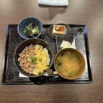 土佐堀だいにんぐ美宙 - 鶏と玉子のそぼろ丼(1,000円)