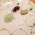 天ぷら新宿つな八 - 4種類のお塩（ゆかり・わさび・とろろ・天然）♪
