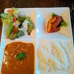 ボンベイ・インディアン・ダイニング - Ａランチ(600円)。メニューにも書かれていますがボリュウムは少なめです。器の一辺は約２５センチ。