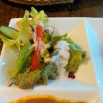 ボンベイ・インディアン・ダイニング - Ａランチのサラダ。ドレッシングはマヨネーズベースで、チーズの香りがしました。