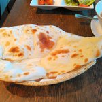 ボンベイ・インディアン・ダイニング - Ｂランチのナン。長辺約30センチ。(ご飯も選べます）