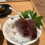 そば切り 鴨嘴 - 初鰹たたき　1切れ食べてます
