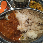 Sekuwa Corner - カレーもダルも豪快にライスにかけました。