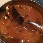 Sekuwa Corner - ダルバート定食Bの羊肉カレーです。マトンをスプーンに乗せてみました。