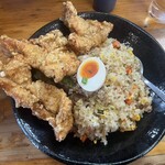 二代目蝦夷 - 大きな唐揚げが3個も乗る満足仕様
