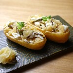 ガリと鯛ほぐしのいなり（2貫）