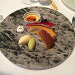 ル・ジャンティオム - 今日もたくさん食べました。笑
      クレームブリュレ、ガトーショコラ、フランボワーズとココナッツのムース、マロンムース、キャラメルムース、バニラアイス、ピスタチオアイス