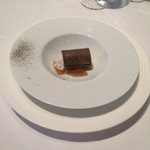 ル・ジャンティオム - 紅茶の焼き菓子の中にデコポンのアイス 生姜とはちみつのソース 紅茶のジュレ