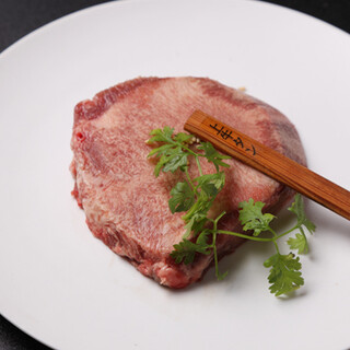 まずはコレ！肉厚でジューシーな人気メニュー「上タン塩焼き」