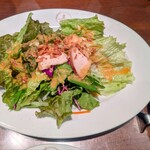 HAMBURG RESTAURANT Chami - 燻製チキンとフライドオニオンサラダ