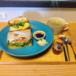 食パンとコーヒー 橙 - 料理写真:ふわふわ卵とえんどうのマヨチキンサンド(紅茶ゼリー)