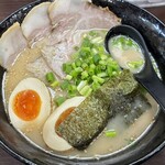 食縁ラーメン - 豚骨ラーメン白にチャーシューと味玉