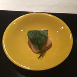 花小路 さわ田 - 焼きごま豆腐 桜の葉