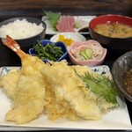 お食事処 あかり - 料理写真:鶏天ぷら定食 ¥1300  海老天はオマケ