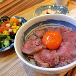 和牛近江牛ランチ 月とハンバーグ - 《ローストビーフ丼》ご飯小盛120g・お肉120g　¥1,880-