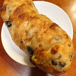ヤミー ベーカリー - ブラックオリーブ&チーズのパン