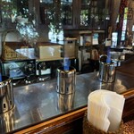 菊 - ひっきりなしにコーヒーがたてられます