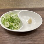 ラーメン ドゥエ エド ジャパン - 果実酢のせいろつけ麺に付く薬味