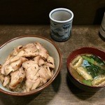 舞々亭 - 焼き鳥丼 580円と味噌汁 50円