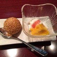 フーロン - ゴマ付き揚げ団子とマンゴープリン、杏仁豆腐