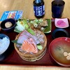 新大阪 海鮮食堂 おーうえすと - 日替わり定食B  1.000円（税込）サーモンとカンパチの造り＋若鳥唐揚げ〜おろしポン酢〜