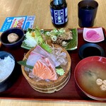 新大阪 海鮮食堂 おーうえすと - 日替わり定食B  1.000円（税込）サーモンとカンパチの造り＋若鳥唐揚げ〜おろしポン酢〜