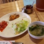 韓国居酒屋 多馥 - ランチセットの、キムチ・サラダ・チヂミです