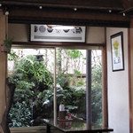 かつ梅 - 何故か小上がり窓からみえる庭が渓谷風