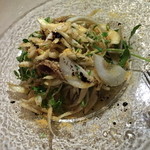 Tanterisa 笑多 - マグロのたたきと新玉ねぎ、まつの実、カラスミのサラダ（１，５８０円）２０１５年３月