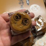 湖月堂  - 金時まんじゅう(アップ)