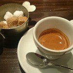 ラ・トォルトゥーガ - しっかり苦味が食後に嬉しいエスプレッソ