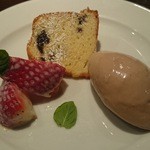 ラ・トォルトゥーガ - しっとりプラムのパウンドケーキ、麦のジェラート、苺(あすかルビー)のマリネ