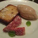 ラ・トォルトゥーガ - 香ばしい松の実のパウンドケーキ、チョコジェラート、苺(あすかルビー)のマリネ