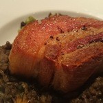 ラ・トォルトゥーガ - 表面はカリカリ、肉汁溢れるジューシーな身とフワフワとろける脂のコントラスト