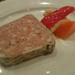 ラ・トォルトゥーガ - 分厚くなめらか、レバーのコクや脂にハーブの香りが秀逸、田舎風お肉のパテ