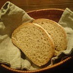 ラ・トォルトゥーガ - クラストはサックリ、クラムはきめ細かく甘い小麦の香り、美味し過ぎるタケウチのライ麦パン