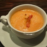 ラ・トォルトゥーガ - 泡状でなめらかな口当たり、濃厚な人参のポタージュ