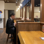 是・空 - 店内は木目を基調とした内装で、落ち着いたモダンな和の雰囲気です。