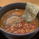 是・空 - 魚介の風味が効いた醤油豚骨ベースのスープに、赤辛味噌や唐辛子の刺激が加わり、程よい辛さがクセになります。
