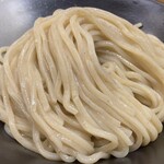是・空 - 自家製の極太麺はコシが強く、スープをしっかりと持ち上げてくれるため、小麦の風味と辛旨スープを同時に楽しめます。