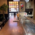 鉄板 ななころ - 店内はカウンター席のみの細長い造り。コンパクトながらも落ち着いた雰囲気で気軽に利用しやすい空間です。