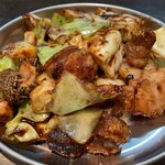 鉄板 ななころ - ホルモンは火の入った鉄板にのせて提供されるため、最後まで温かい状態で楽しめるのが嬉しいポイント。