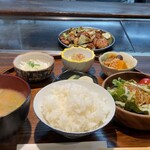 鉄板 ななころ - ホルモンランチ。メインのホルモンに加え、サラダ、小鉢3品、味噌汁、ご飯、漬物が付くバランスの良い内容です。