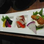 魚菜屋 - 珍味　右から順に「黒づくり」「からすみ」「肉みそ冷や奴」