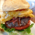 パントリー コヨーテ - ハンバーガー＋ダブルベーコンとオムレツトッピング