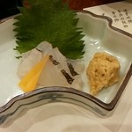 梅の花 - 鯛？お刺身に泡のお醤油…流行っているようですが泡醤油、お刺身に馴染まないので…私はあんまり好きじゃない…