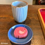 花龍 - 焙じ茶とピンク色のロールケーキ