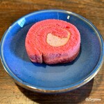 花龍 - 一六タルトを彷彿させるピンクのロールケーキ