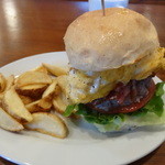 パントリー コヨーテ - ハンバーガー＋ダブルベーコンとオムレツトッピング