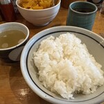 やき鳥 宮川 - ご飯（普通盛）、サービス鶏スープ